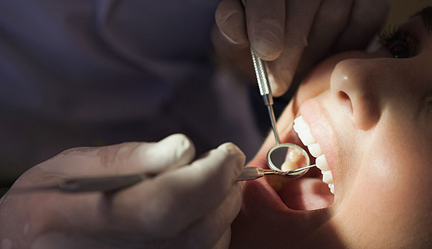 Zubař si účtoval neprovedené zákroky, policie vyslechla stovky pacientů