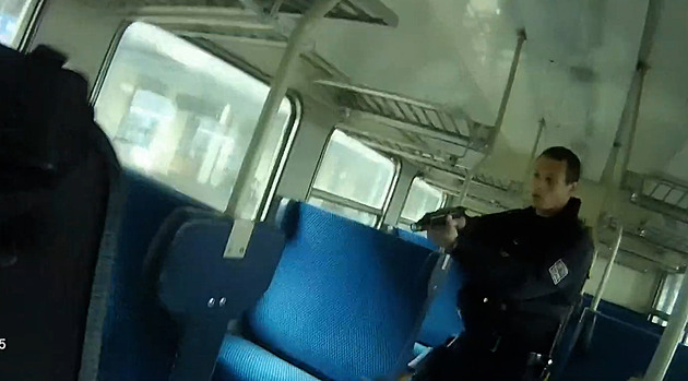 Muž ve vlaku manipuloval se zbraní, zadržela ho zásahovka