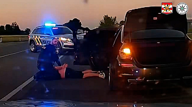 VIDEO: Policistům ujížděl dvoustovkou, aby se vyhnul pokutě za driftování