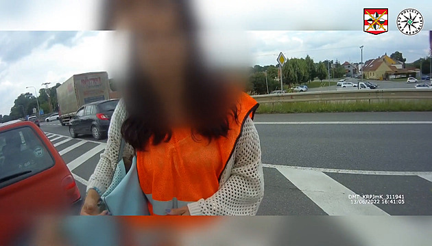 VIDEO: Šofér v dopravní špičce naboural do auta s dětmi, od nehody ujel