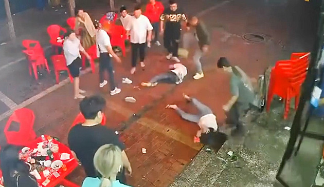 Gangsteři v Číně brutálně napadli ženy v restauraci. Útok není ojedinělý
