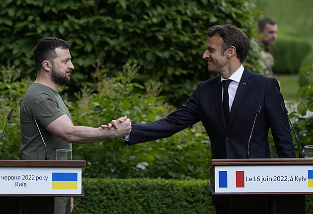 Budeme při vás až do vítězství, řekl Macron v Kyjevě. Dorazí další zbraně