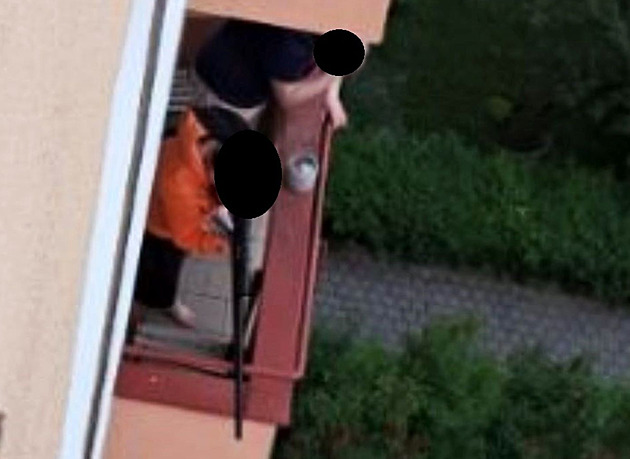 Opilý muž na balkonu střílel z airsoftové pušky po lidech i policistech