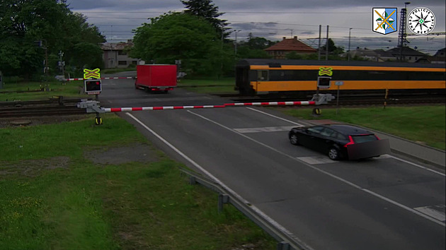 VIDEO: Další řidič zůstal ve Studénce mezi závorami, auto těsně minul vlak