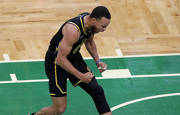 Warriors v NBA srovnali finálový stav, Curry nastřílel 43 bodů