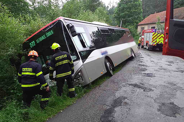 Pod autobusem se školáky povolila krajnice, skončil nakloněný v příkopu