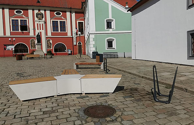 Celkem čtyři vzorové sady mobiliáře budou celý červen na Masarykově náměstí u...