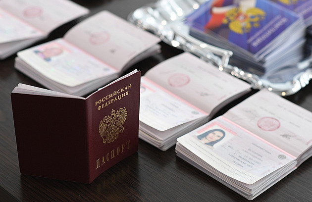 A teď je z tebe Rus. Okupanti na Ukrajině rozdávají pasy jako na Krymu