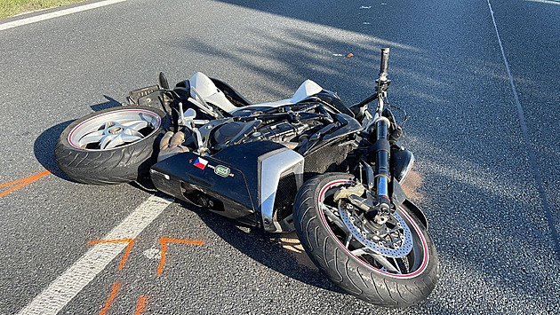 Řidič motorky nepřežil srážku s osobním autem v Kladně, stála i trať