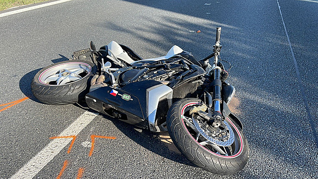 Motorkář se střetl s kamionem na dálnici D8, nehodu nepřežil