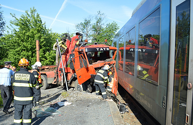Auto na přepravu klád vjelo na Vsetínsku před vlak, řidič je zraněný