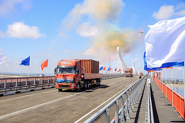 Novým mostem mezi Čínou a Ruskem projely první vozy, má významně zkrátit cestu