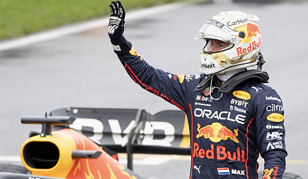 Deštivou kvalifikaci vyhrál Verstappen, šokoval Alonso a Leclerc odstoupil