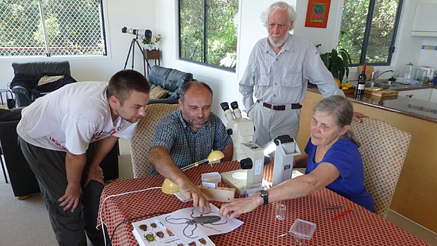 Ladislav Bocák (uprostřed u mikroskopu) se zabývá hlavně výzkumem fauny...
