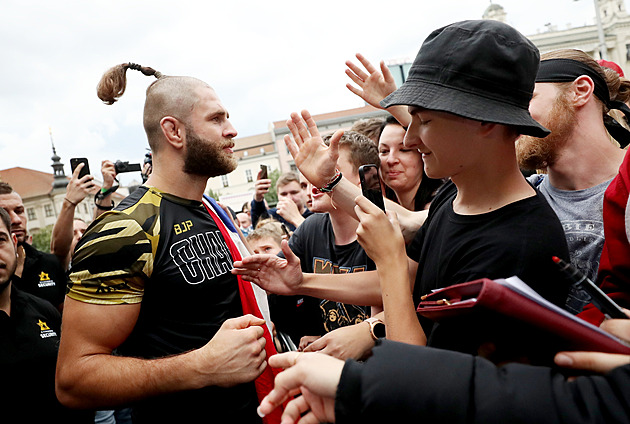 Vítej, hrdino! Šampion Procházka slavil s fanoušky na brněnském náměstí
