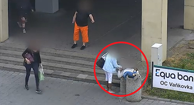 Žena spala v centru Brna na koši a okradla ji zlodějka, zasáhli kolemjdoucí