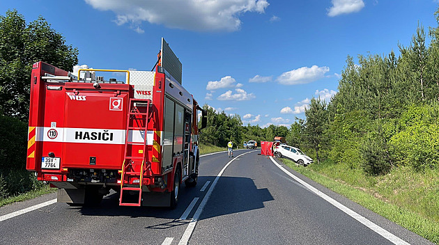 Řidič přejel u Mělníka do protisměru a srazil skútristu, ten zemřel