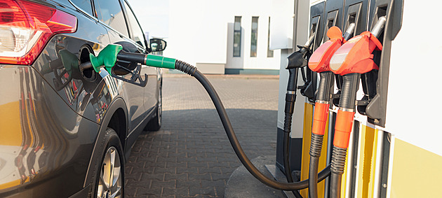 Drahá ropa umazala nižší daň, benzin opět podražil v Česku i Německu
