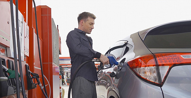 Šéf petrolejářů: Čerpadláři ceny snížili, bez nižší daně by řidiči platili víc