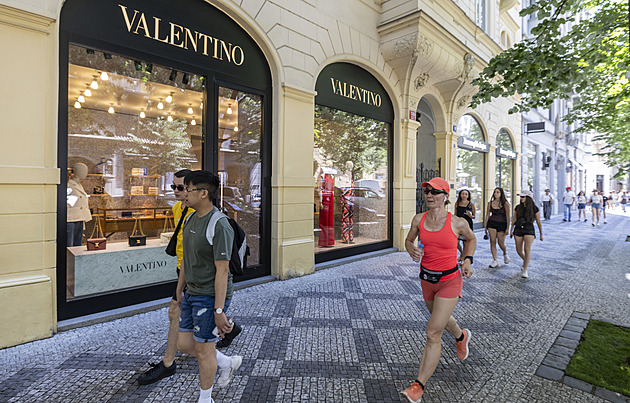 Pařížská ulice v Praze je opět nejdražší nákupní ulicí východního bloku