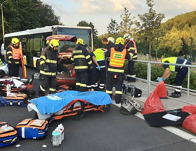 Autobus se na Mostecku srazil s autem, dva lidé zemřeli a dva se zranili
