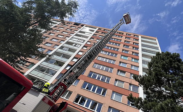 Ze zakouřeného 11. patra vyvedli hasiči dva lidi, kočku oživovali marně