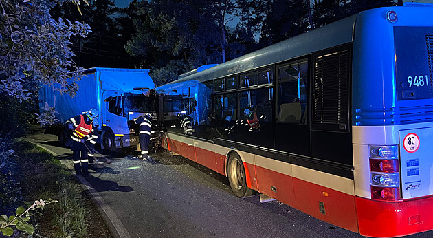 V Horoušanech u Prahy se v zatáčce čelně srazil náklaďák s autobusem