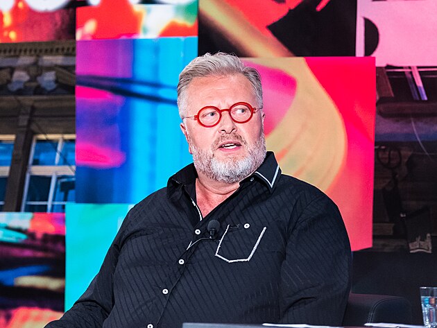 “Çılgın” yönetmen Drábek, Kolářová'nın bir bayan olmasına rağmen tiyatro konusunda tecrübeli olduğunu söylüyor.