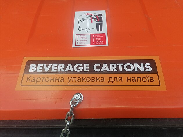 Ukrajinské nápisy i na kontejnerech.
