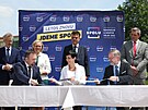 Lídi stran Spolu podepisují ve Valdtejnské zahrad u Senátu volební...
