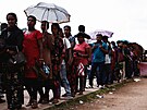 Srílanané se shromaují a ekají ped imigraním oddlením, aby získali své...
