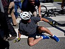 Americký prezident Joe Biden pi cykloprojíce s manelkou Jill spadl z kola....