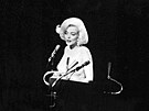Zpvaka Marilyn Monroe zpívá Johnu F. Kennedymu ke tyicátým pátým...