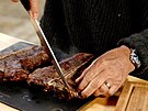 T-bone steak po italsku éf pipravil na venkovním grilu.