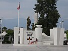 Pomník zakladateli moderního Turecka Atatürkovi. Narazíte na nj v kadém mst.