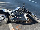Na dlnici D8 u Klan se motork srazil s kamionem, nehodu nepeil. (14....