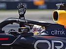 Vítzné gesto Maxe Verstappena z Red Bullu v cíli Velké ceny Kanady F1.