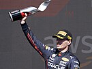 Max Verstappen z Red Bullu s trofejí pro vítze Velké ceny Kanady F1.