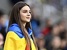 Ukrajinská fanynka ped zápasem se Severním Irskem