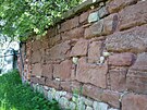 erven pskovec ve hbitovn zdi u kostela ve Vernovicch