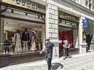 V Paíské ulici nechybí ani italská odvní znaka Gucci. (15. ervna 2022)