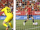panlský reprezentant Pablo Sarabia dává druhý gól svého týmu v zápase Ligy...
