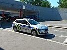 <p>Policisté jezdí  v novém voze Škoda Scala. Automobil má  benzinový přeplňovaný motor 1.5 TSI s přímým vstřikem paliva.Převodovka je automatická.</p>