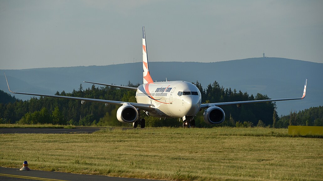 Letadlo pravidelné linky z turecké Antalye pistálo na letiti v Karlových...
