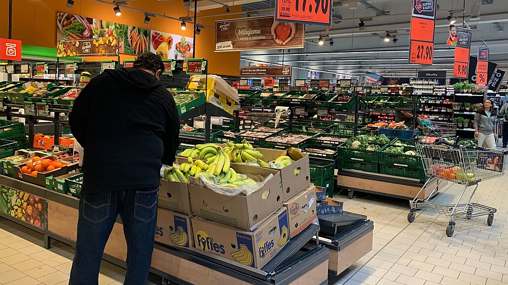 Supermarket v Rychnově nad Kněžnou, kde pracovníci v krabicích od banánů našli...