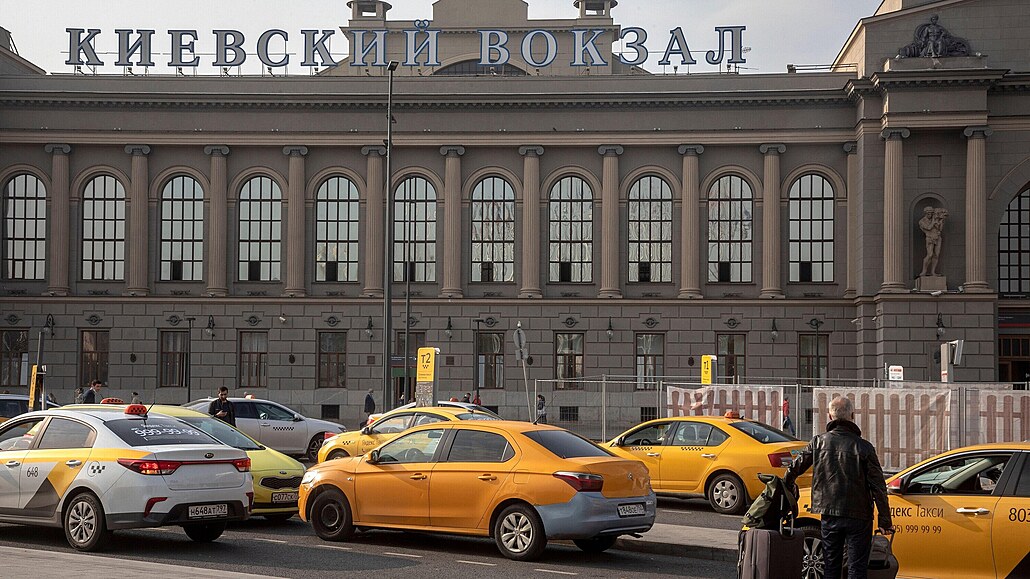 Moskev�tí taxiká�i si pro poruchu svých aut nemohli vybrat hor�í okam�ik. Zemi...
