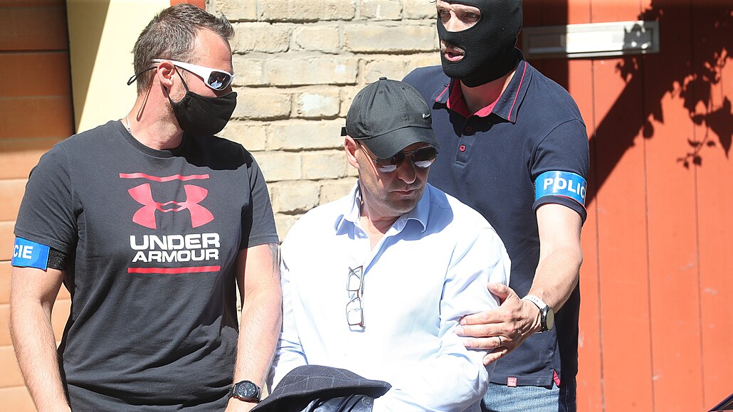 Policisté zasahovali primárn� u Hlubu�ka, který je nyní doma v Lysolajích, kde...