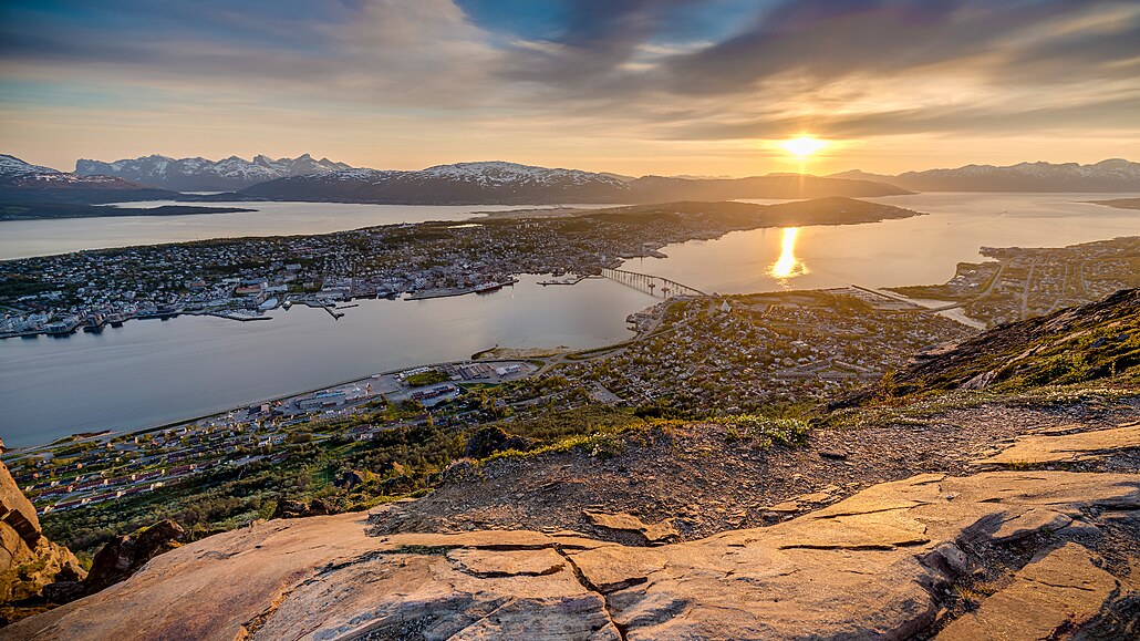Plnoní slunce. Z vrcholu Storsteinen nad Tromso se od konce kvtna do konce...