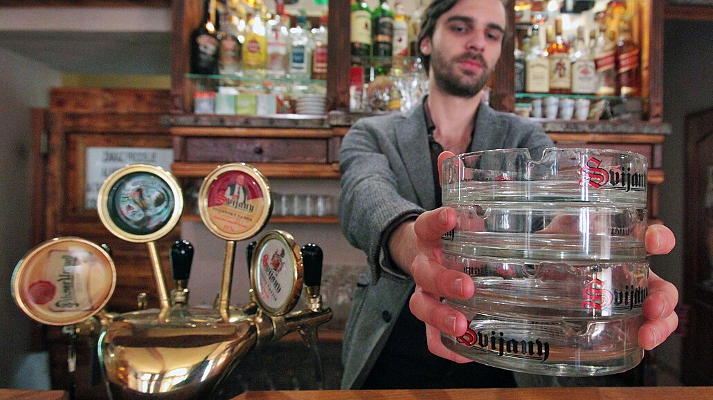 Zákaz kouení v restauracích, barmani vylepují zákazové samolepky na dvee,...
