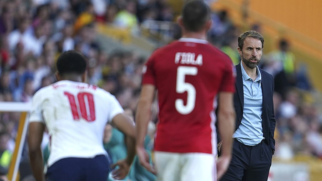 Trenér anglických fotbalistů Gareth Southgate přihlíží blamáži s Maďarskem.